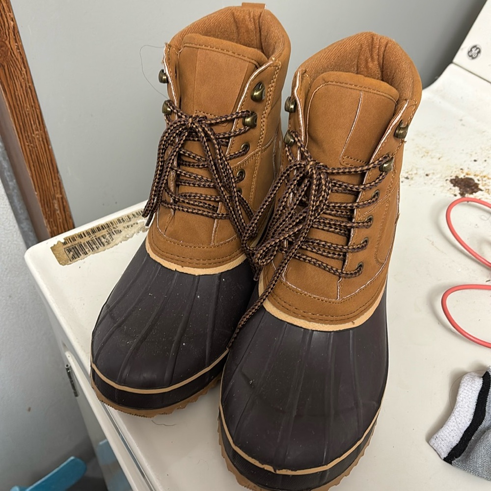 Maurice’s Honey Lace up Duck Boots size 11